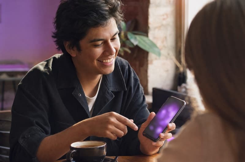 Persona compartiendo un enlace desde su teléfono